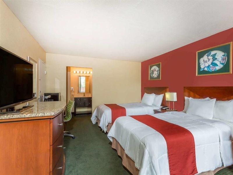 Hotel Ramada By Wyndham Roanoke Exterior foto